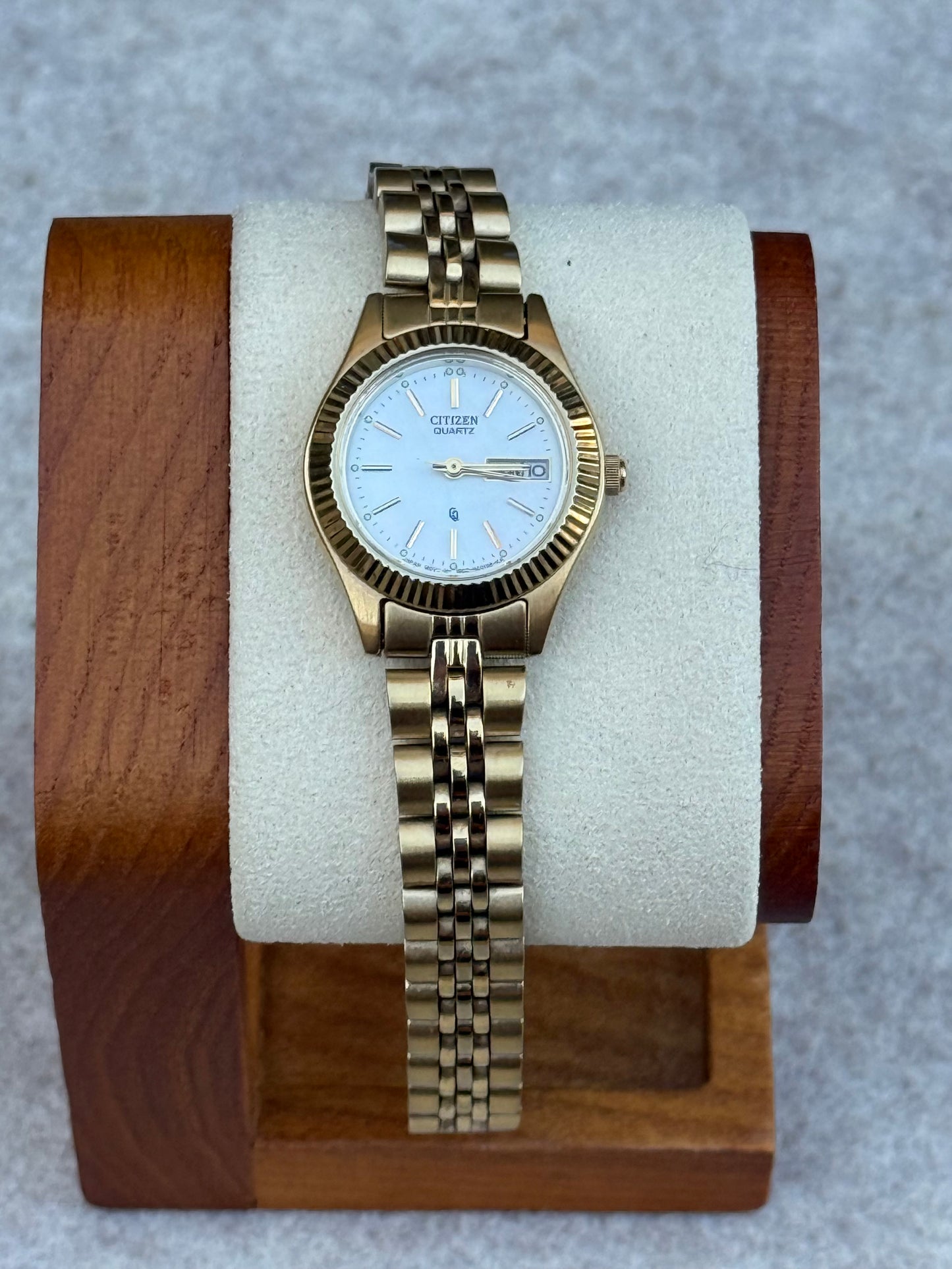 Citizen Quartz 1002-R15017 – Gold-Tone Day-Date with Mother-of-Pearl Dial (June 1986)