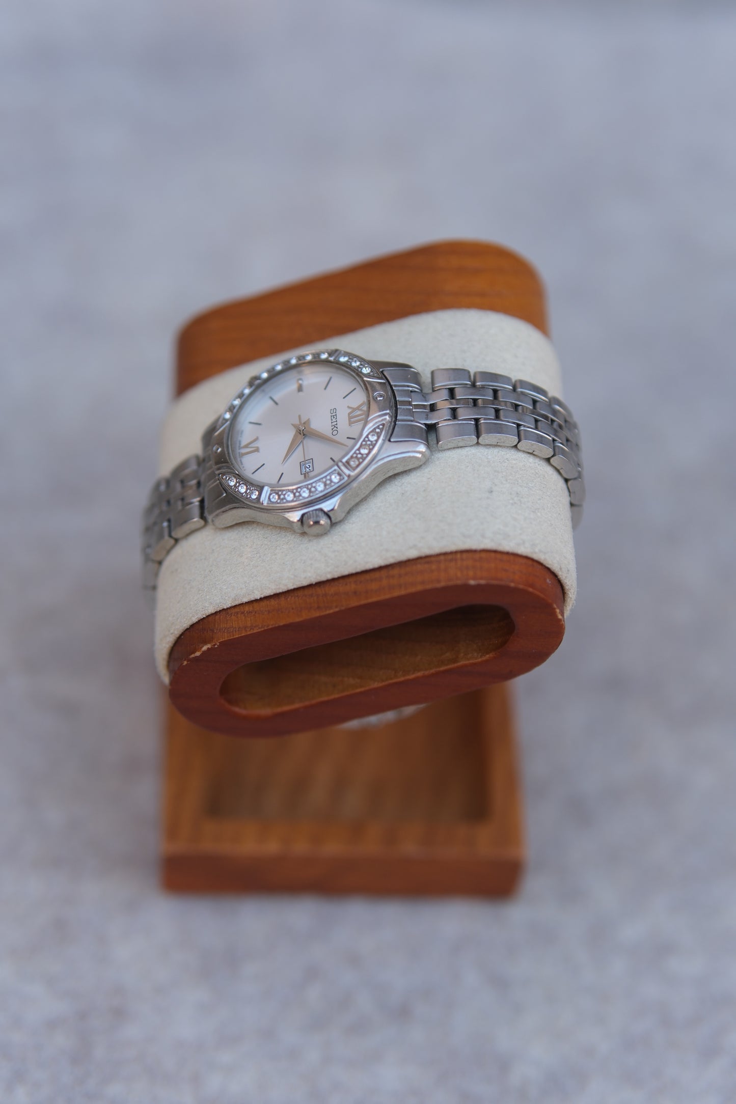 Circa 1990s Seiko Ladies Quartz Dress Watch | Crystal-Set Bezel | White Dial | Stainless Steel | 29mm