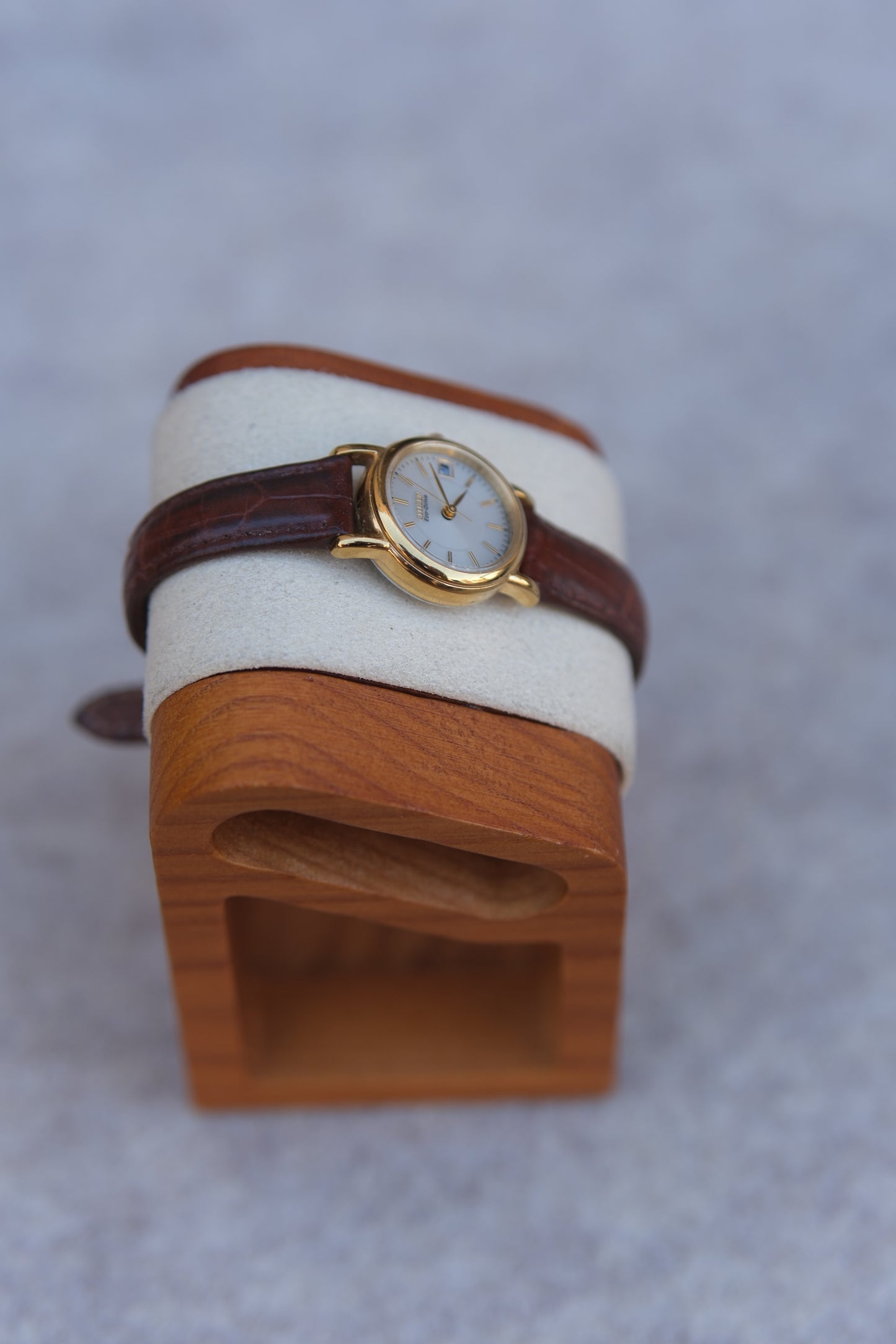 Circa Late-1990s–2000s Citizen Eco-Drive Ladies Watch | Cream Dial | Gold Bezel | Brown Alligator-Embossed Strap | 23mm