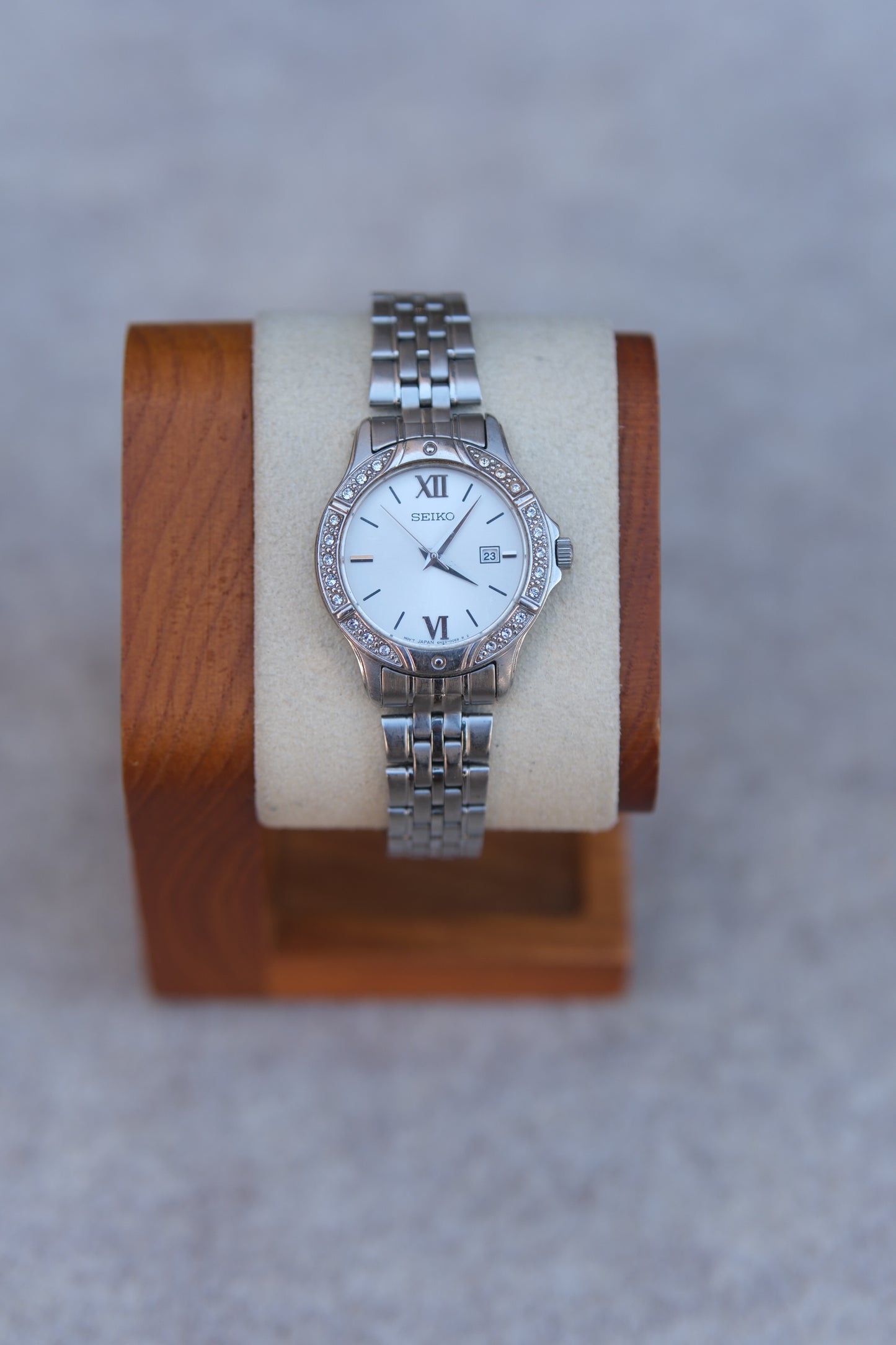 Circa 1990s Seiko Ladies Quartz Dress Watch | Crystal-Set Bezel | White Dial | Stainless Steel | 29mm