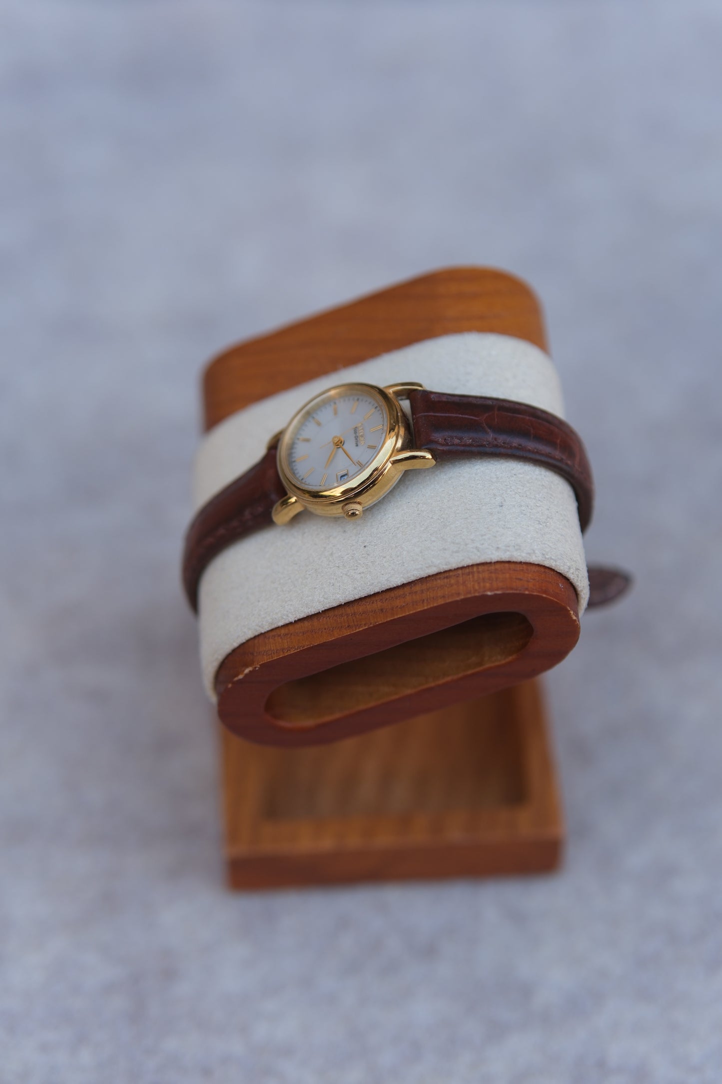 Circa Late-1990s–2000s Citizen Eco-Drive Ladies Watch | Cream Dial | Gold Bezel | Brown Alligator-Embossed Strap | 23mm