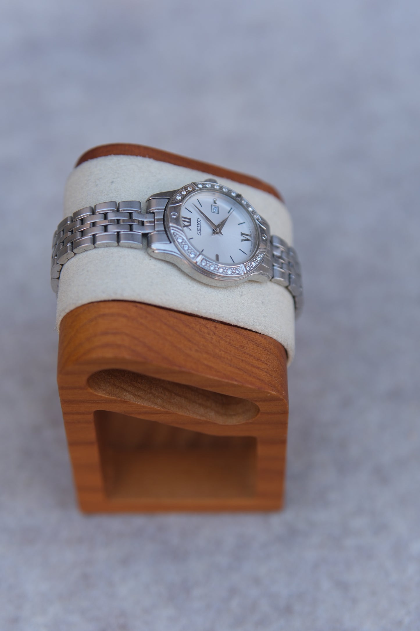 Circa 1990s Seiko Ladies Quartz Dress Watch | Crystal-Set Bezel | White Dial | Stainless Steel | 29mm