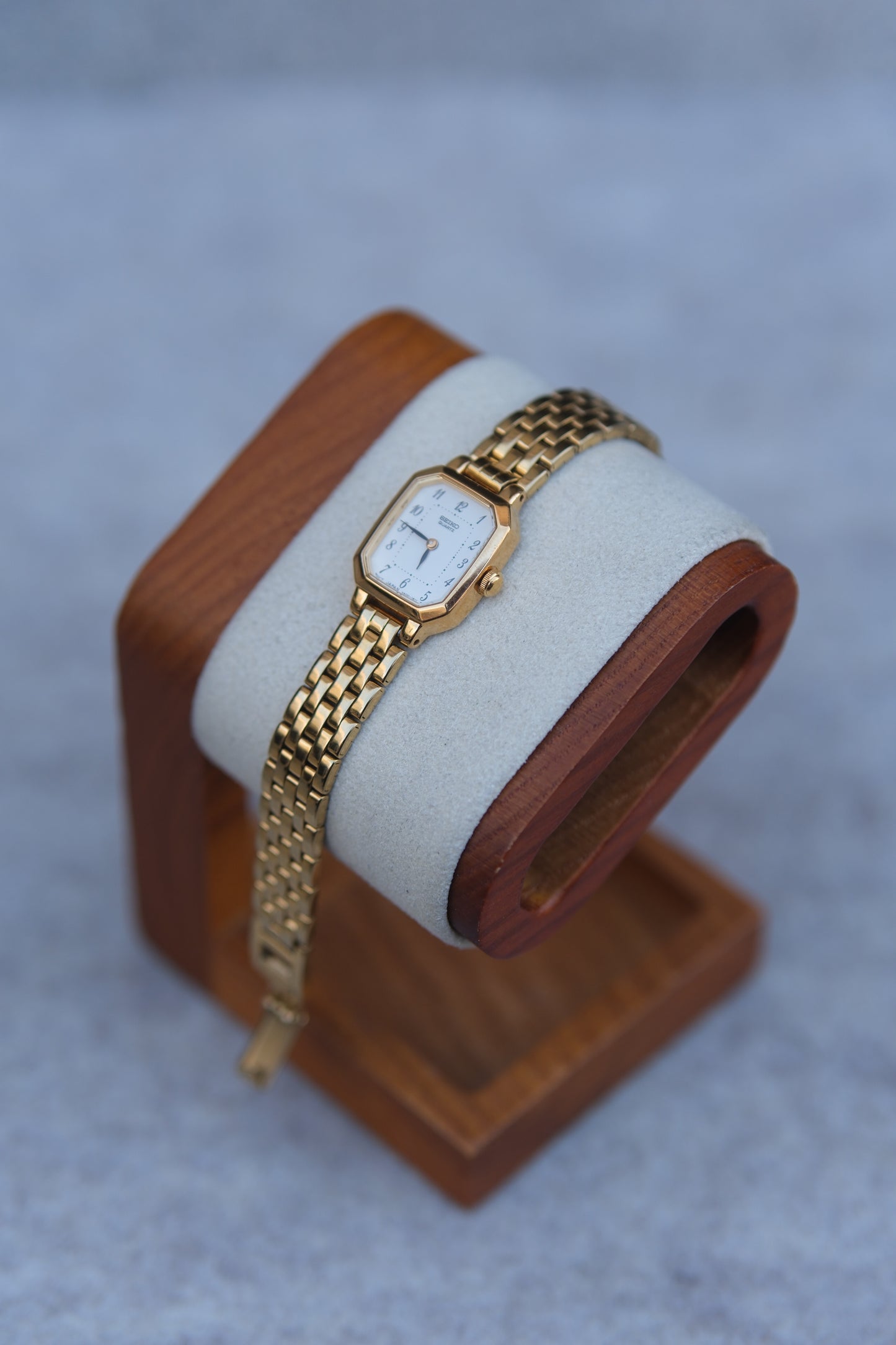 September 1997 Seiko Quartz Ladies Dress Watch | White Dial | Arabic Numerals | Gold Tone | 17mm