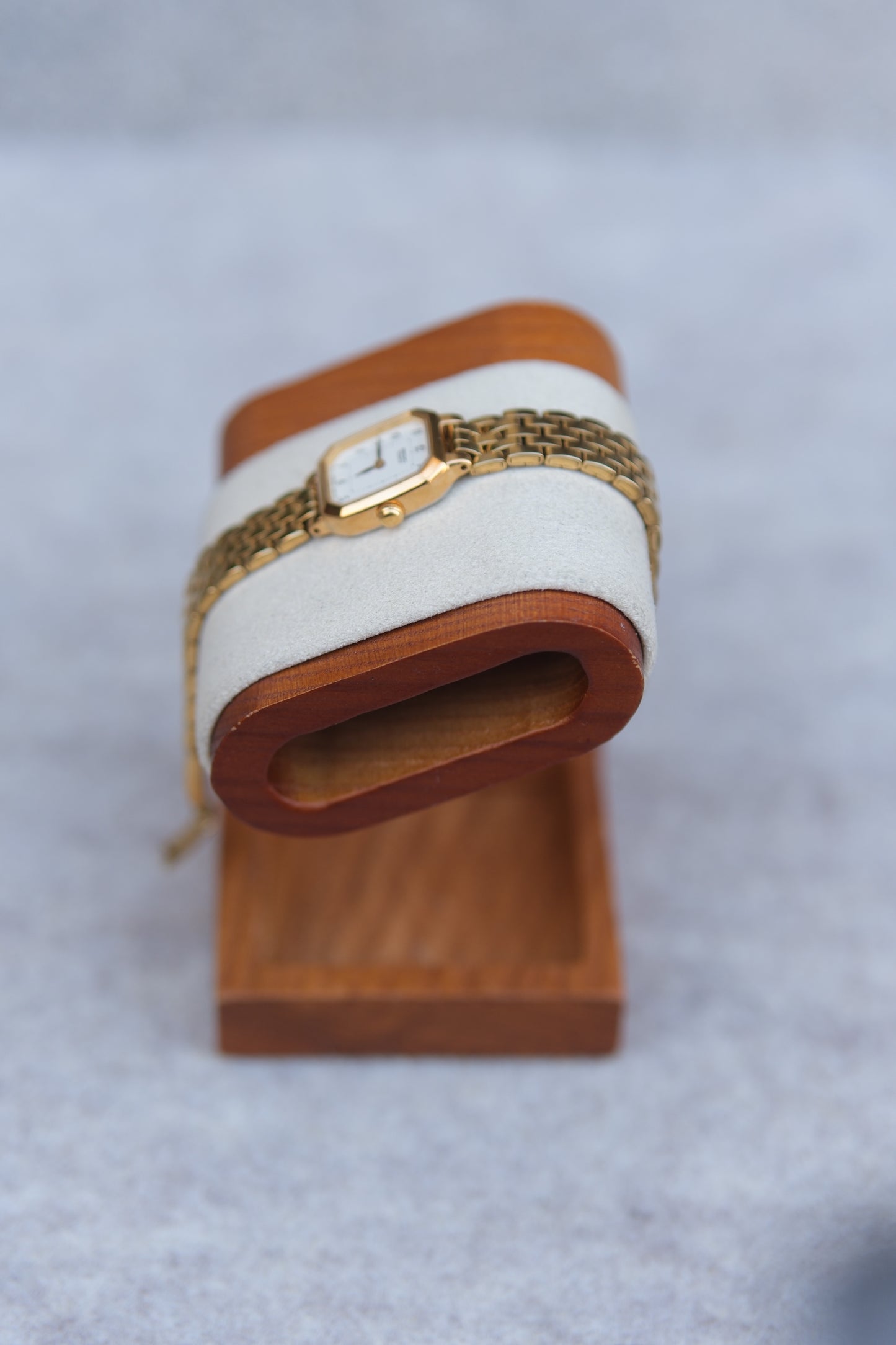 September 1997 Seiko Quartz Ladies Dress Watch | White Dial | Arabic Numerals | Gold Tone | 17mm