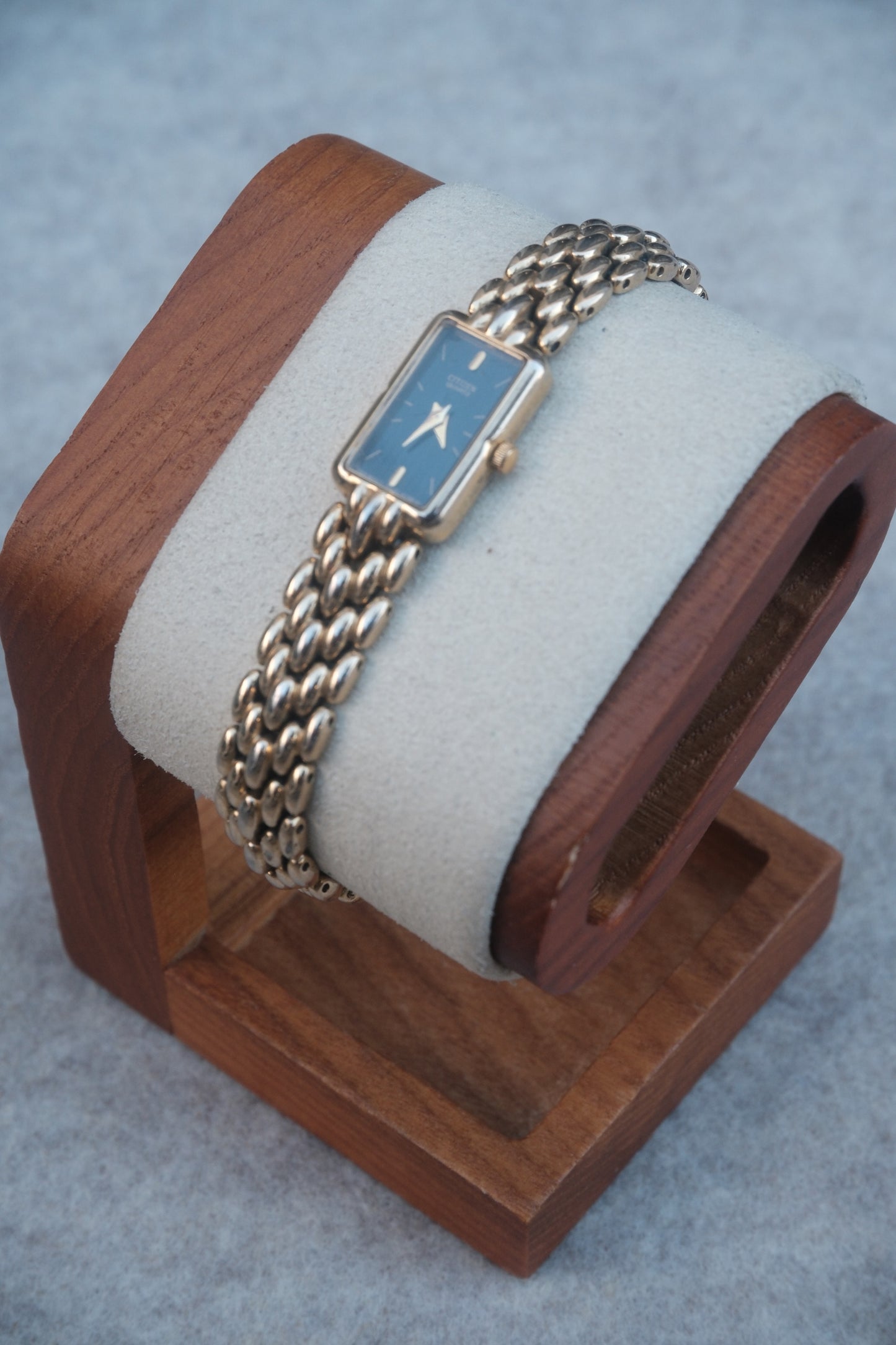 Vintage 1980s Citizen Quartz Gold-Tone Rectangular Watch | Black Dial | Ladies | Mesh Bracelet