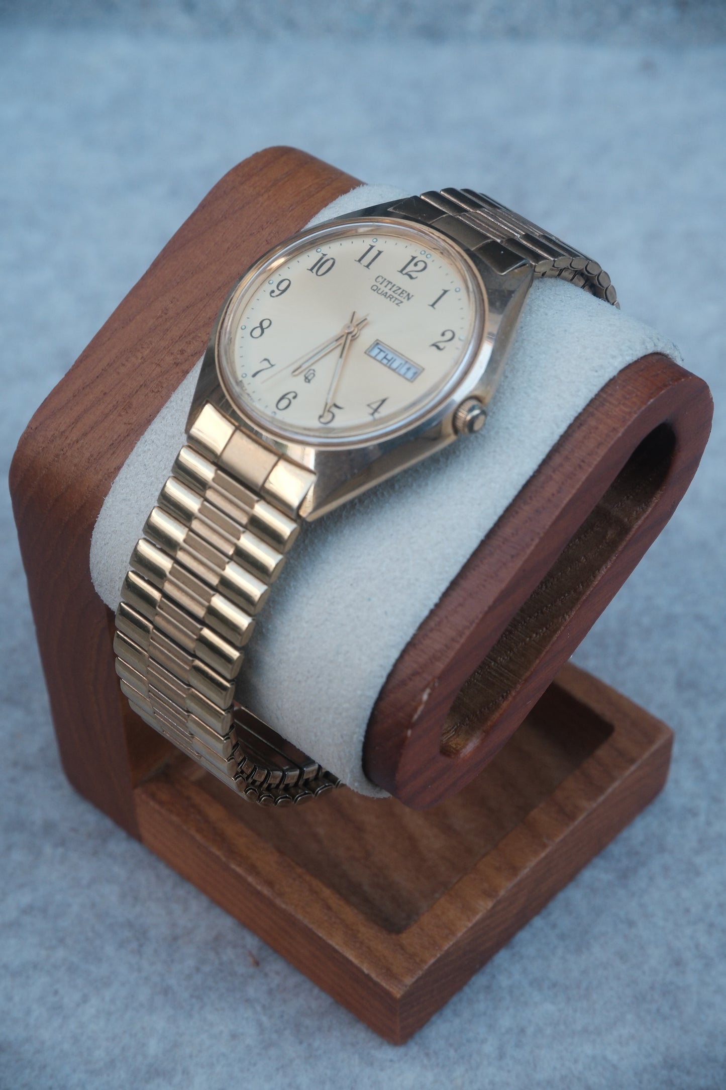 Vintage 1990s Citizen Quartz Gold Watch | Arabic Numeral Dial | Day/Date Window | Gold Bracelet