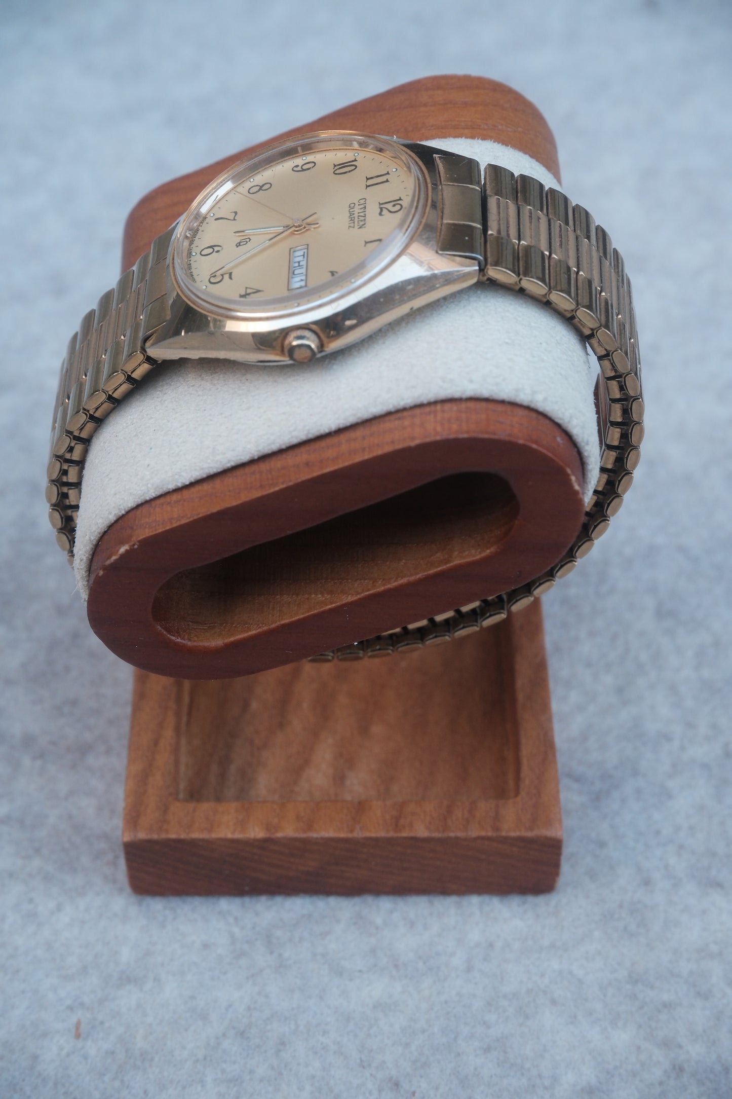 Vintage 1990s Citizen Quartz Gold Watch | Arabic Numeral Dial | Day/Date Window | Gold Bracelet