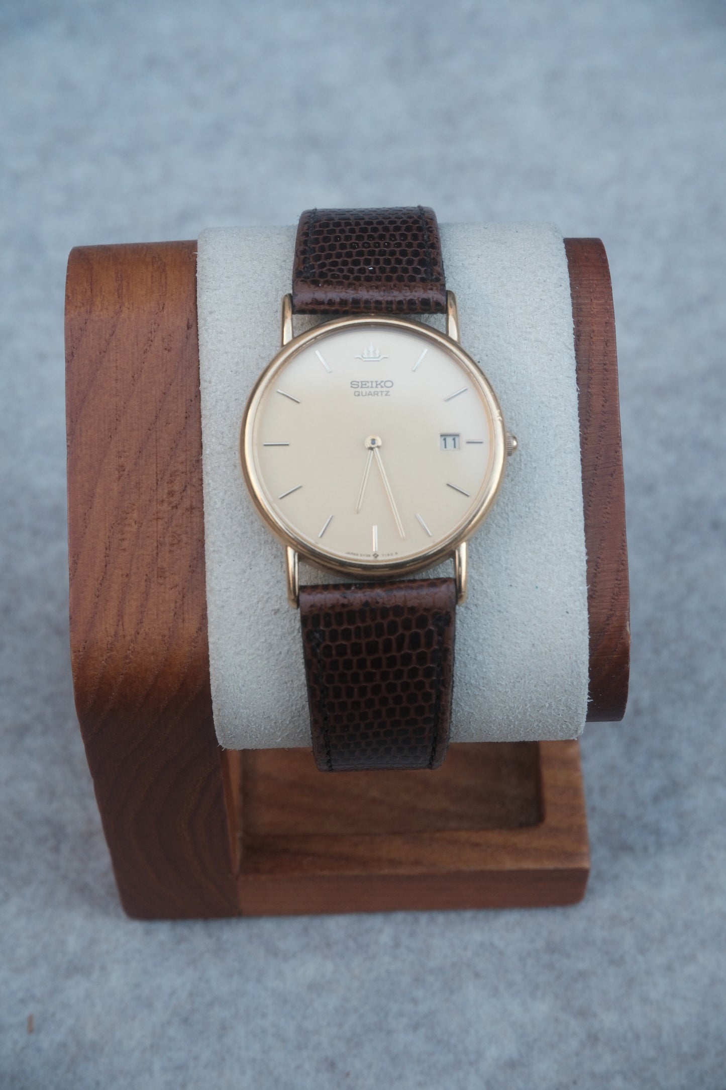 Vintage August 1992 Seiko Quartz Gold Dial Watch | Crest Emblem | Lizard-Embossed Strap | Date