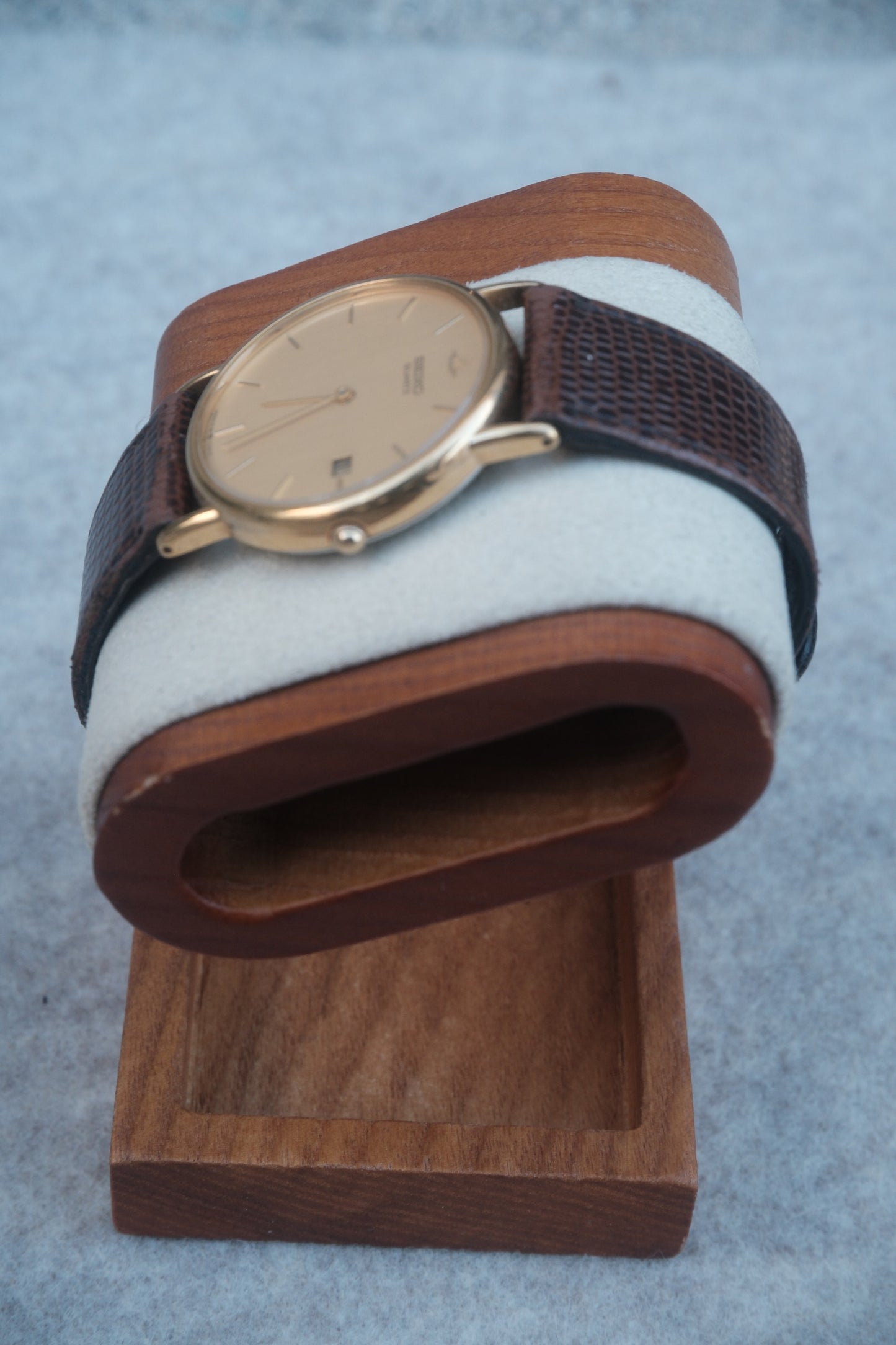 Vintage August 1992 Seiko Quartz Gold Dial Watch | Crest Emblem | Lizard-Embossed Strap | Date