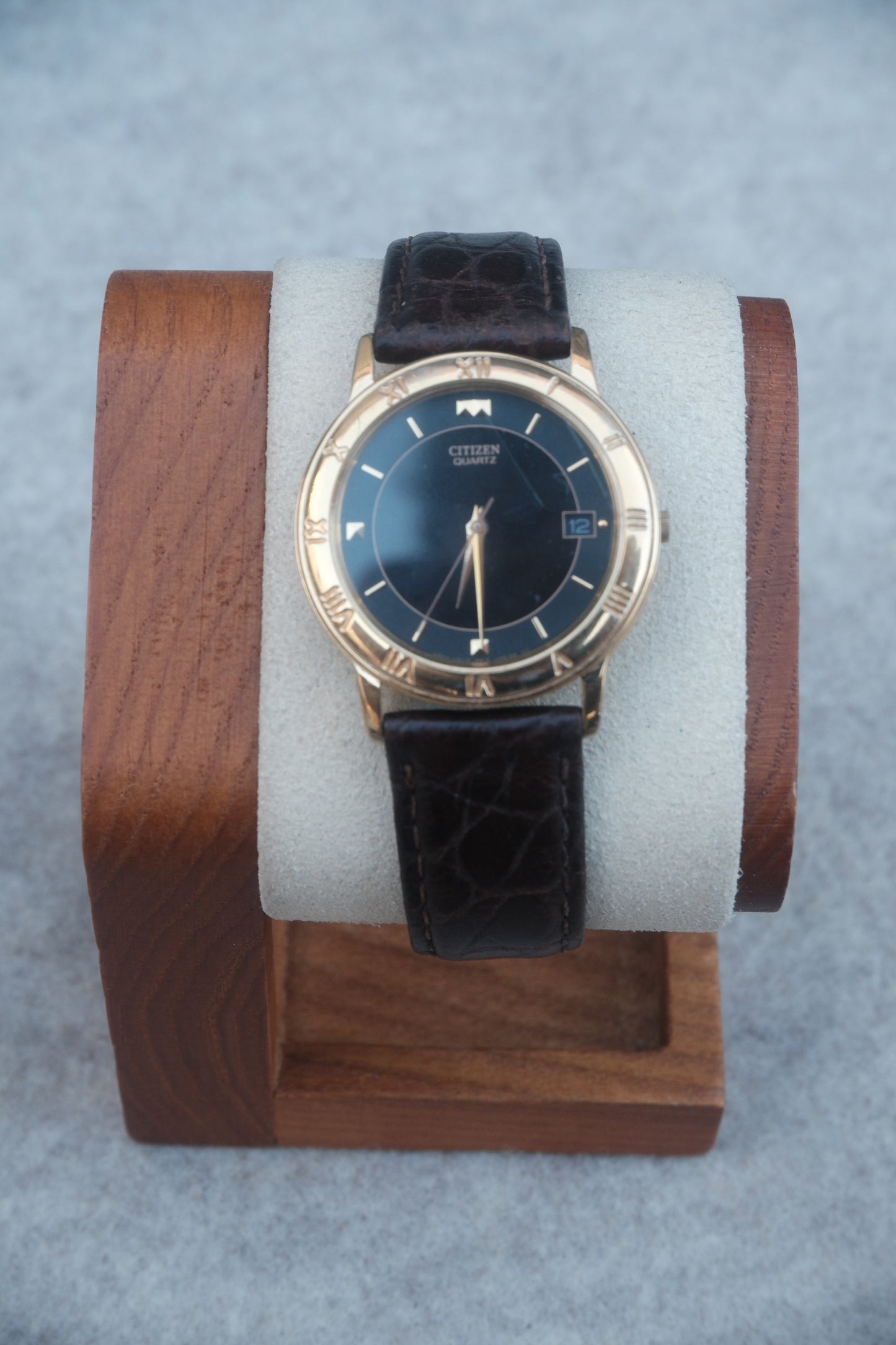 Vintage 1980s Citizen Quartz Gold Bezel Watch | Black Dial | Roman Numeral Bezel | Date Window