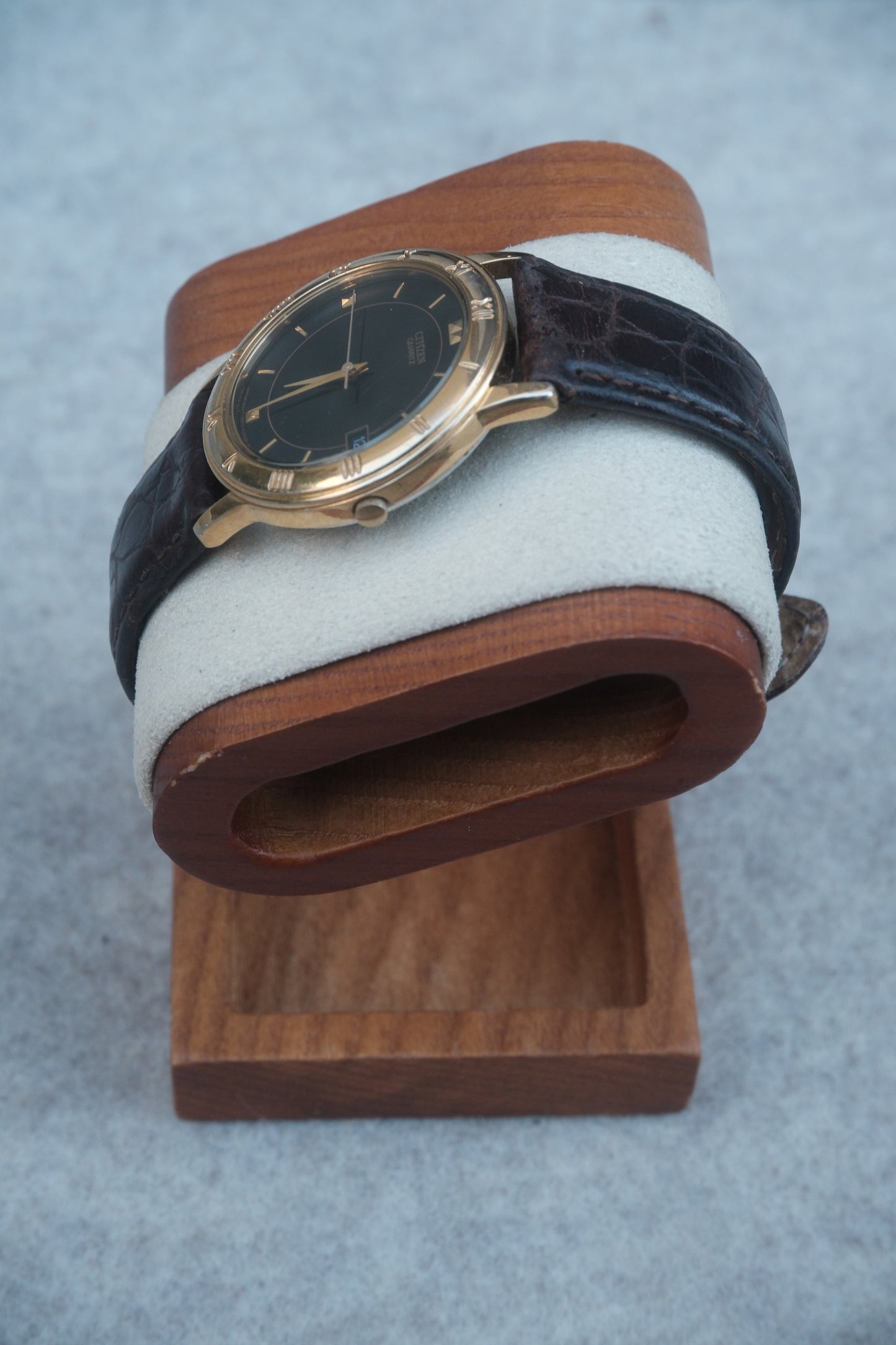 Vintage 1980s Citizen Quartz Gold Bezel Watch | Black Dial | Roman Numeral Bezel | Date Window