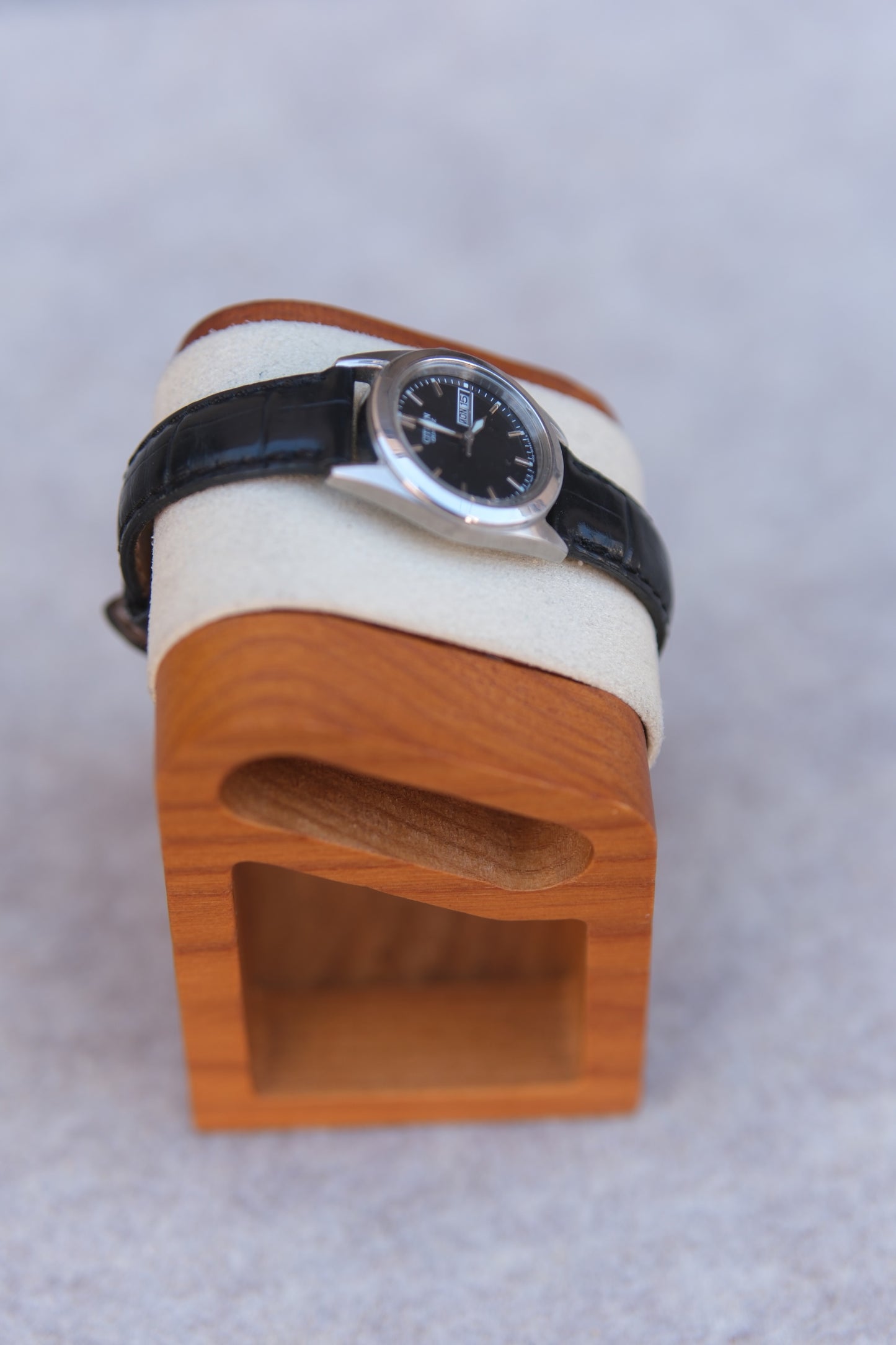 Vintage 1990s Citizen Quartz Ladies Watch | Silver Case | Black Dial | Day/Date Window | Black Leather Strap