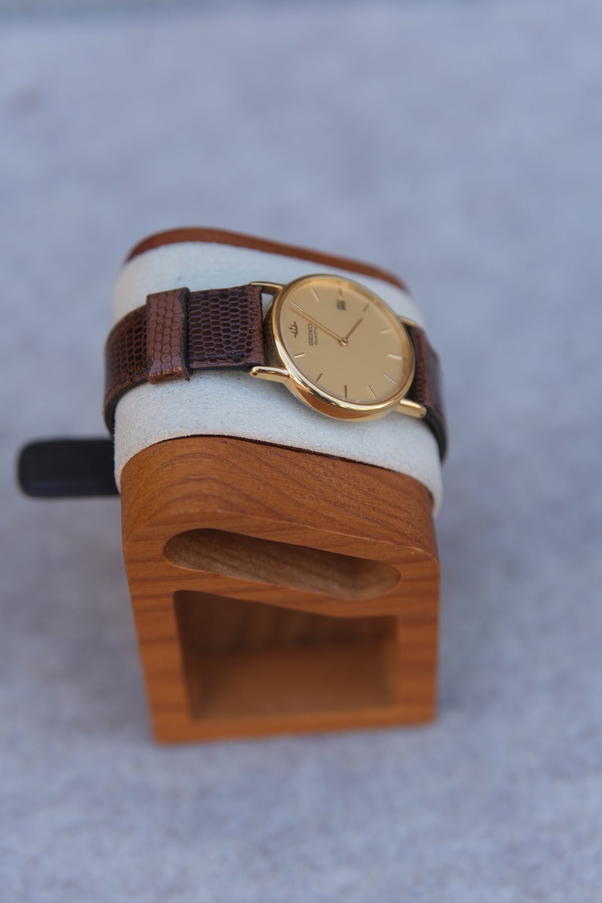 Vintage August 1992 Seiko Quartz Gold Dial Watch | Crest Emblem | Lizard-Embossed Strap | Date