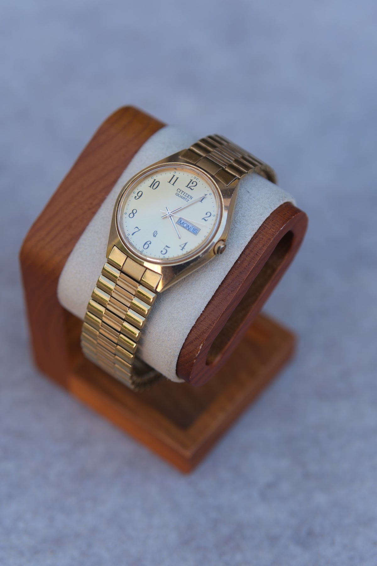 Vintage 1990s Citizen Quartz Gold Watch | Arabic Numeral Dial | Day/Date Window | Gold Bracelet