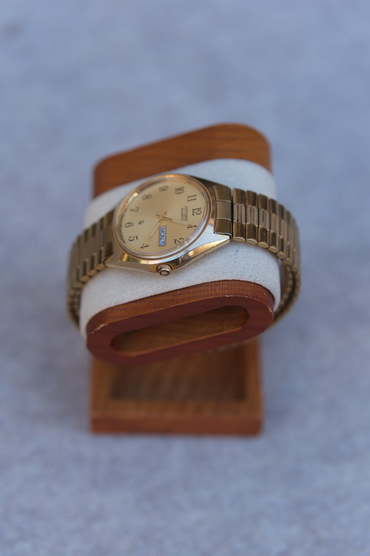 Vintage 1990s Citizen Quartz Gold Watch | Arabic Numeral Dial | Day/Date Window | Gold Bracelet