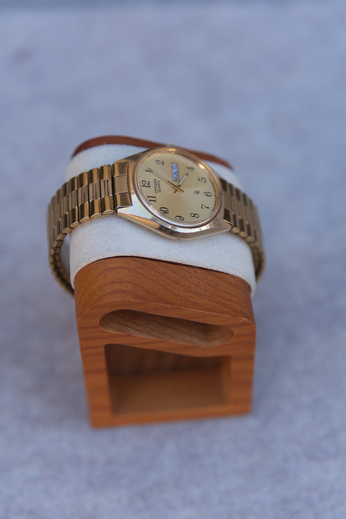 Vintage 1990s Citizen Quartz Gold Watch | Arabic Numeral Dial | Day/Date Window | Gold Bracelet