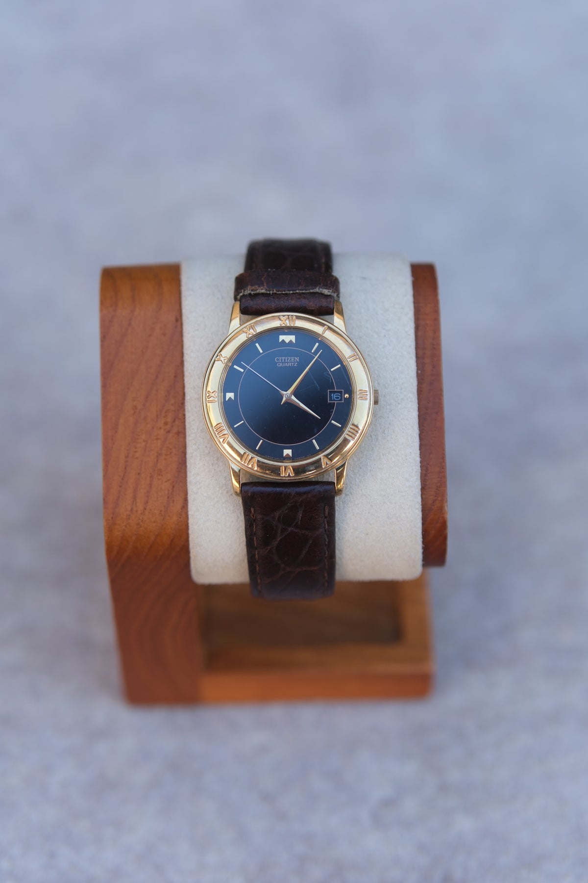 Vintage 1980s Citizen Quartz Gold Bezel Watch | Black Dial | Roman Numeral Bezel | Date Window