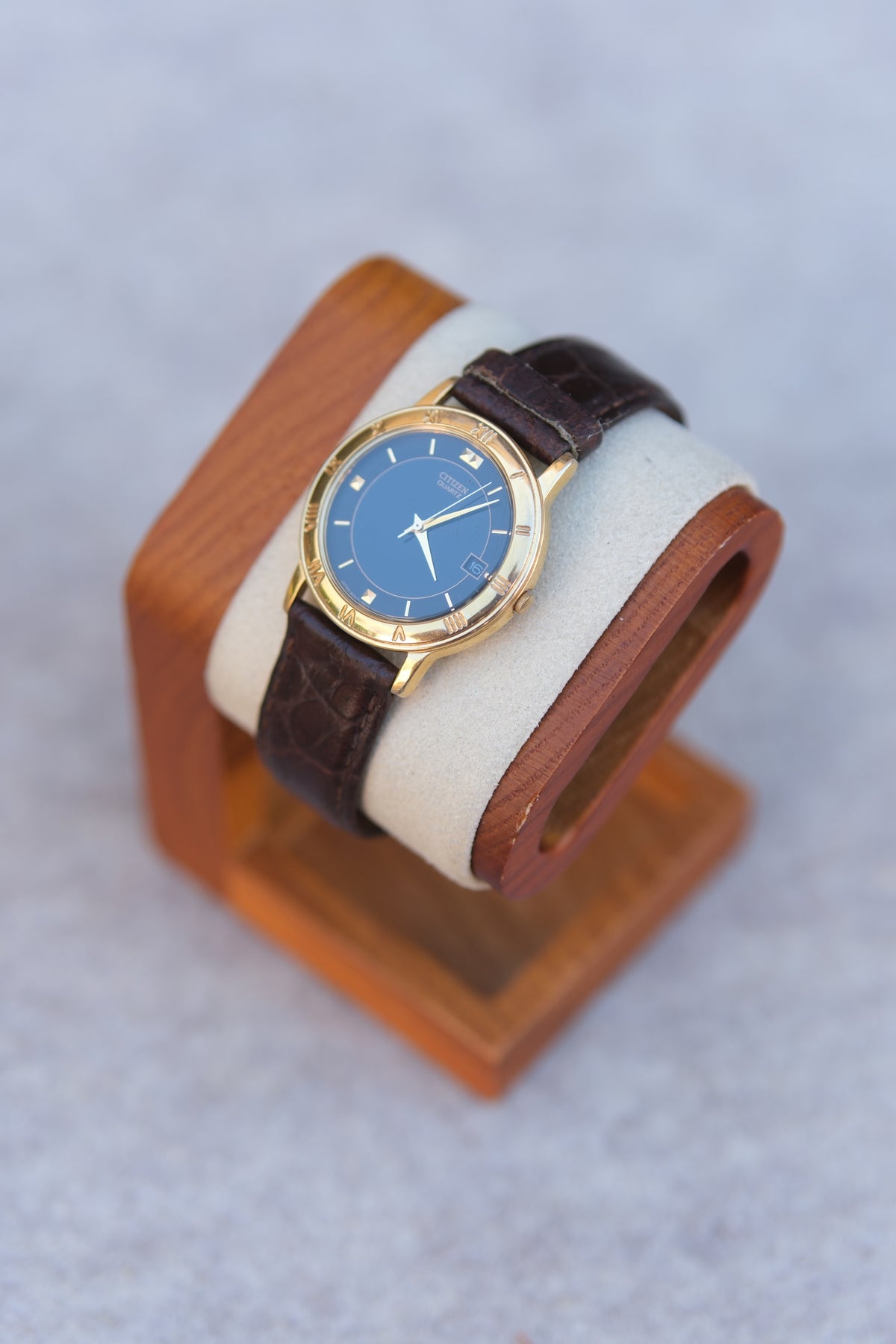 Vintage 1980s Citizen Quartz Gold Bezel Watch | Black Dial | Roman Numeral Bezel | Date Window
