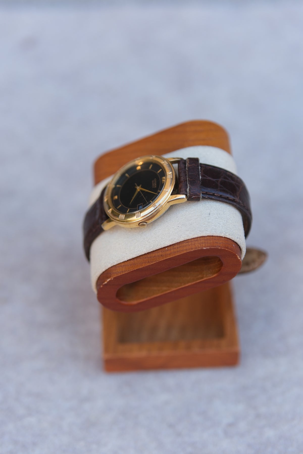 Vintage 1980s Citizen Quartz Gold Bezel Watch | Black Dial | Roman Numeral Bezel | Date Window