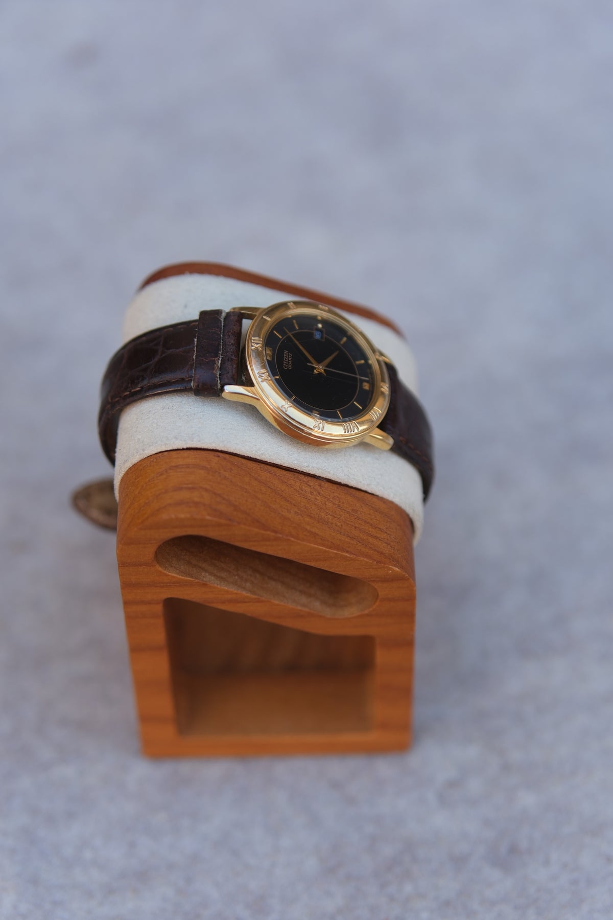 Vintage 1980s Citizen Quartz Gold Bezel Watch | Black Dial | Roman Numeral Bezel | Date Window