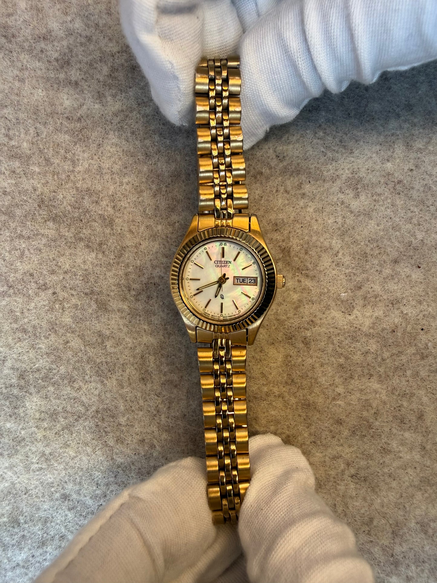 Citizen Quartz 1002-R15017 – Gold-Tone Day-Date with Mother-of-Pearl Dial (June 1986)