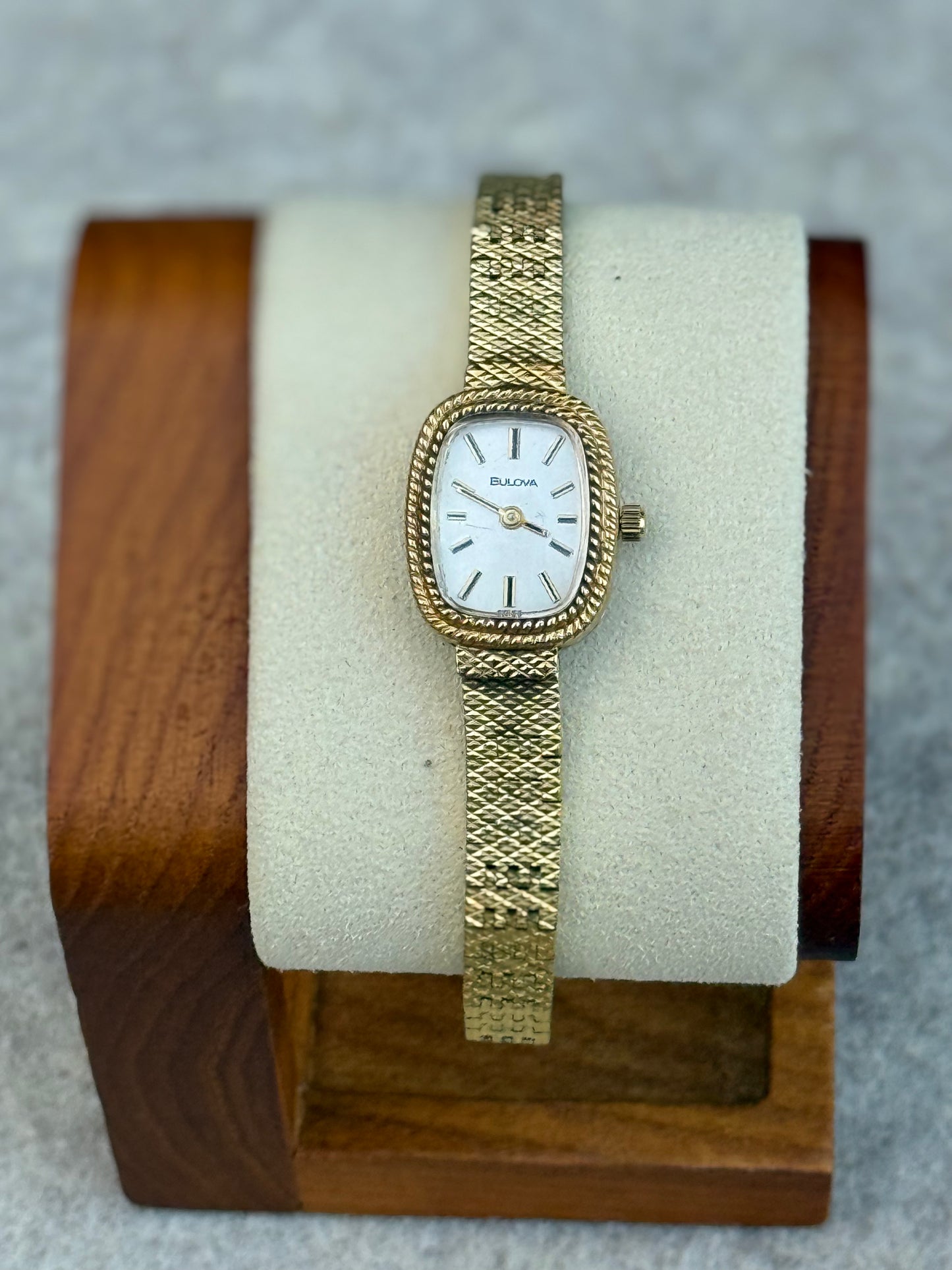 Bulova 6CL Gold Dress Watch (1973)