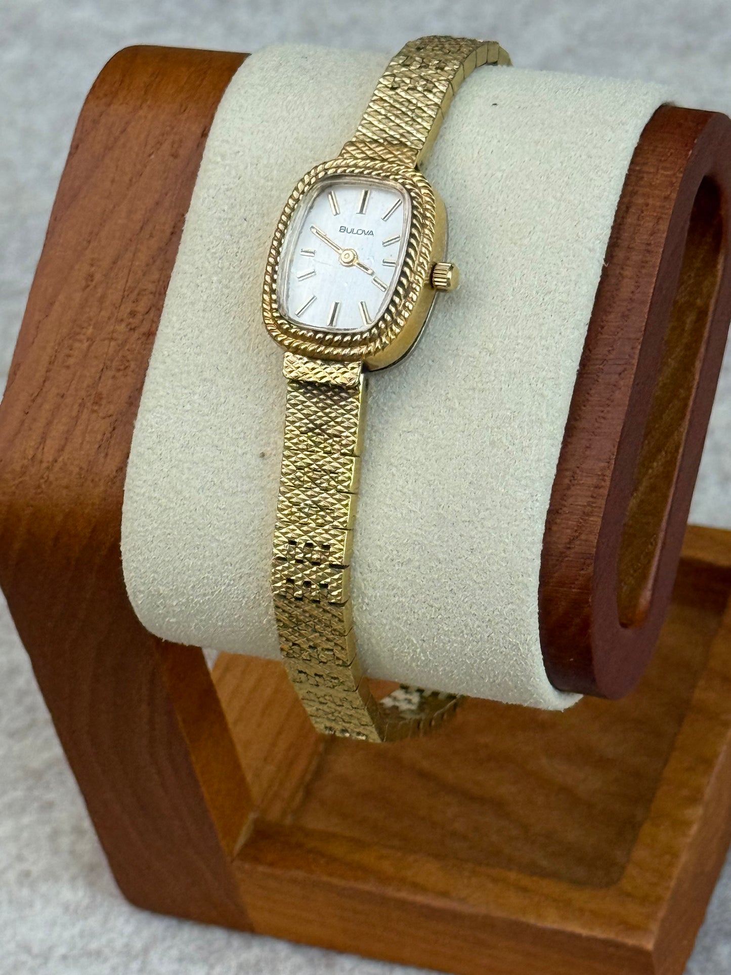 Bulova 6CL Gold Dress Watch (1973)