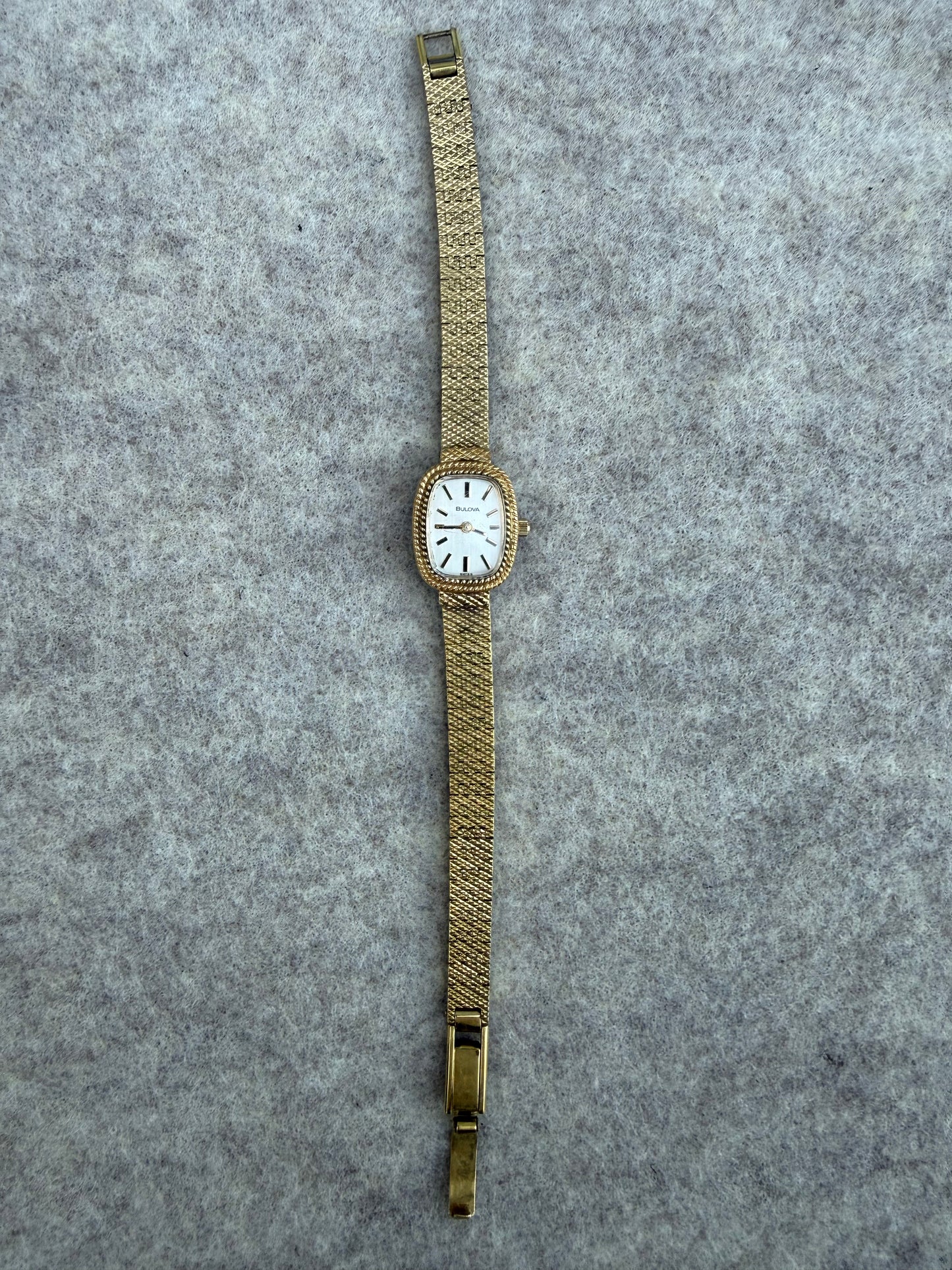 Bulova 6CL Gold Dress Watch (1973)