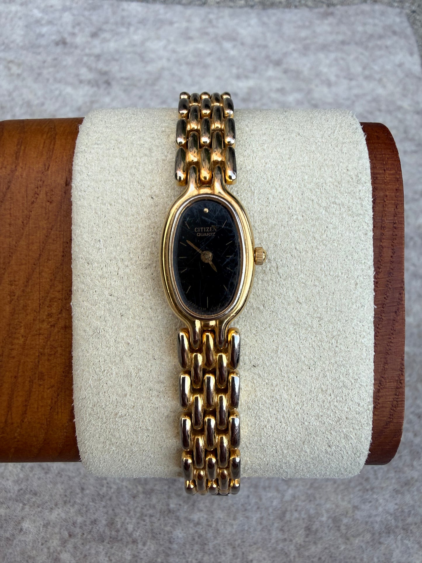 Citizen Quartz Oval Gold-Tone – Black Dial | 1997